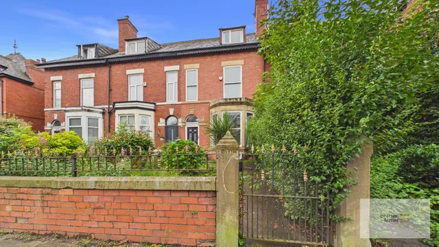 5 bedroom house — Walmersley Road, Bury, BL9 5DJ