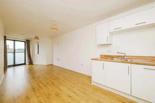 Victory Park Road, Addlestone, KT15, photo 3