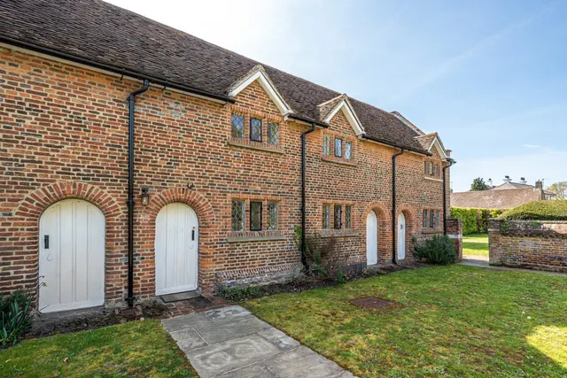 Wyatts Close, Godalming, GU7, photo 1