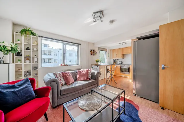 Balham High Road, Balham, SW17, photo 1