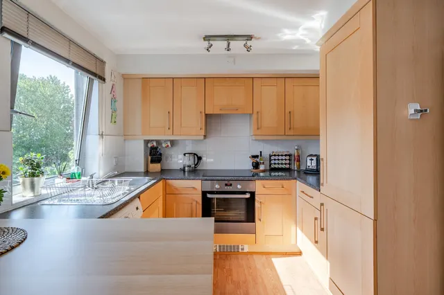 Balham High Road, Balham, SW17, photo 2