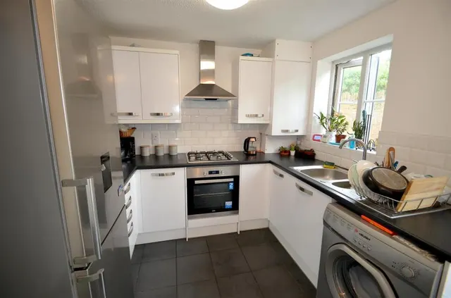 Marham Close, Nottingham, NG2, photo 2