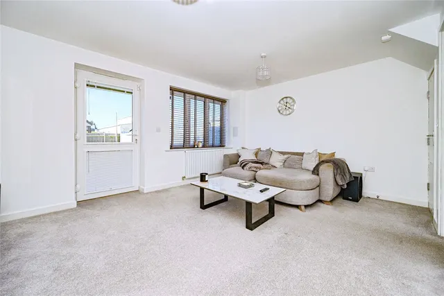 Photo 3 — Arundel Road, Luton, Bedfordshire, LU4