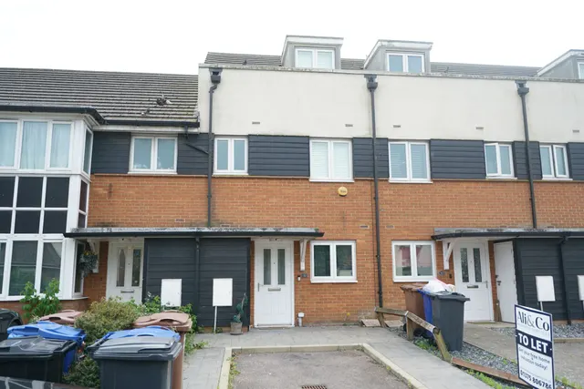 3 bedroom house — North Road, Purfleet, Essex, RM19 1TU