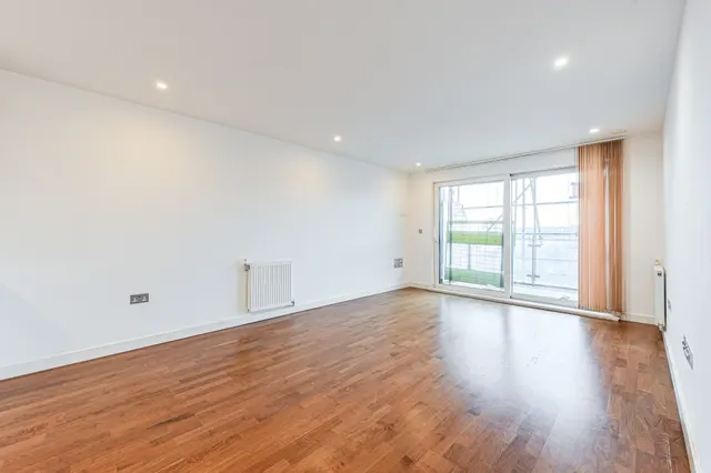 Photo 2 — 14 Cornmill House, 4 Wharf Street, London