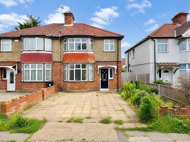 bed House, Semi-Detached For SaleMeadow Waye, TW5, photo 1
