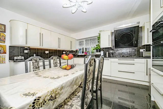 St. Albans Road, Watford, WD25, photo 3