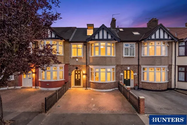 Galsworthy Avenue, Chadwell Heath, RM6, photo 1