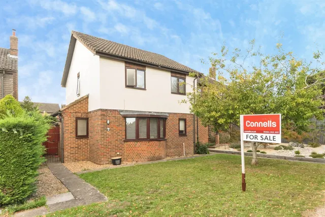 Porchester Close, Charlton, SP10, photo 1