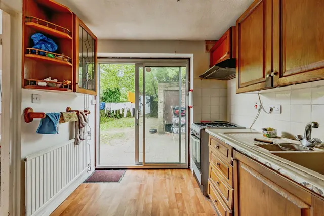 Shaws Road, Crawley, RH10, photo 3