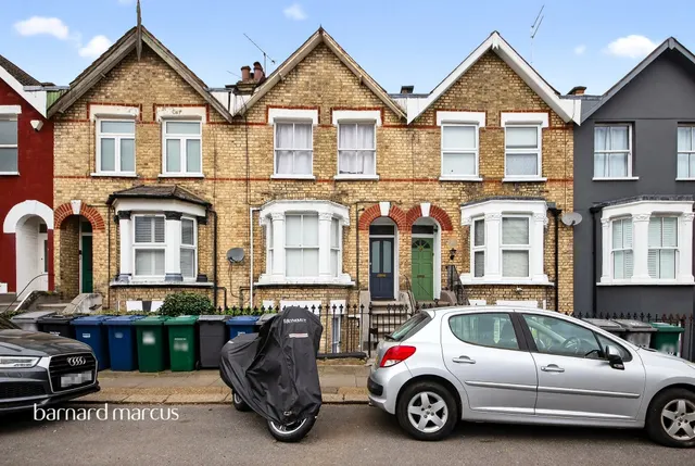 Holly Park Road, London, photo 1