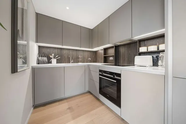 York Place, London, SW11, photo 2