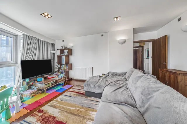 Photo 3 — Bridges Court Road Battersea, London SW11 3GX