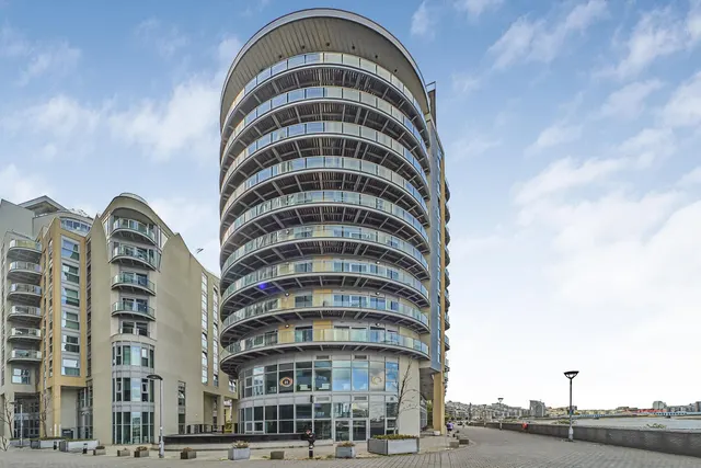 Photo 2 — Bridges Court Road Battersea, London SW11 3GX