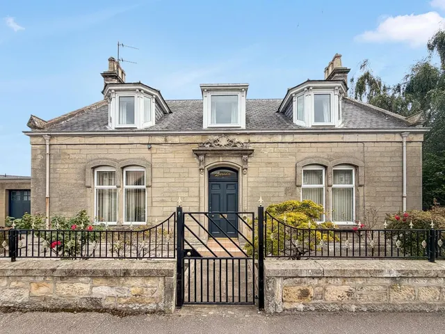 Queen Street, Elgin, photo 1