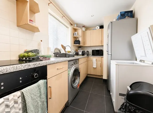 Photo 3 — Morgan Close, Luton LU4 9GL