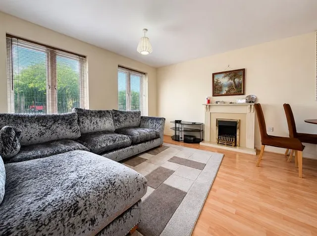 Photo 2 — Morgan Close, Luton LU4 9GL
