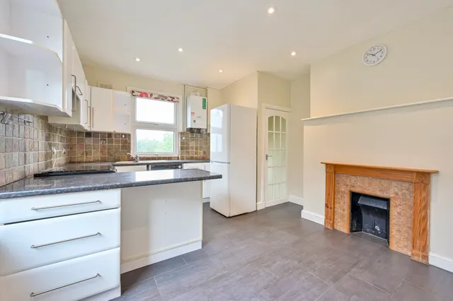 Photo 3 — 126a Morden Road, London