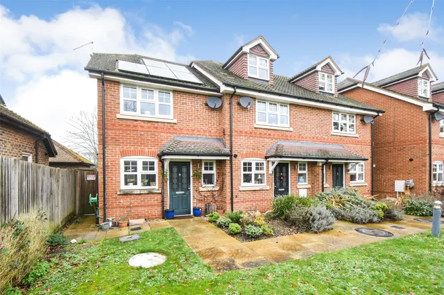 Cresley Drive, London Road, Hook, Hampshire, RG27 9GY, photo 1