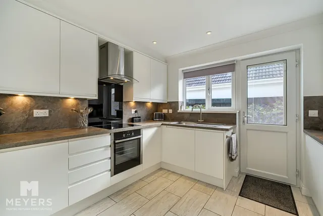 Southern Avenue, West Moors, BH22, photo 2