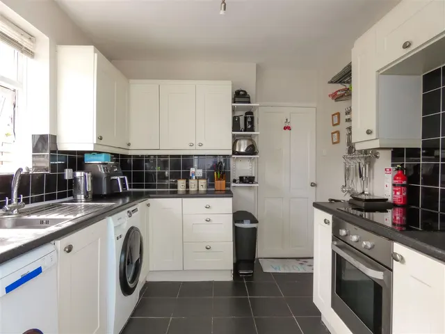 The Crescent, Rustington, photo 3