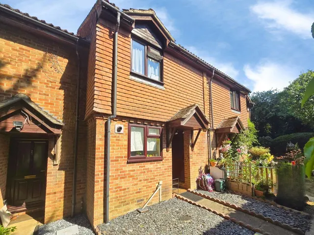 Britten Close, Ash, Surrey, GU12 6LS, photo 1