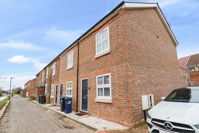 Bulls Bridge Road, Southall, UB2, photo 1