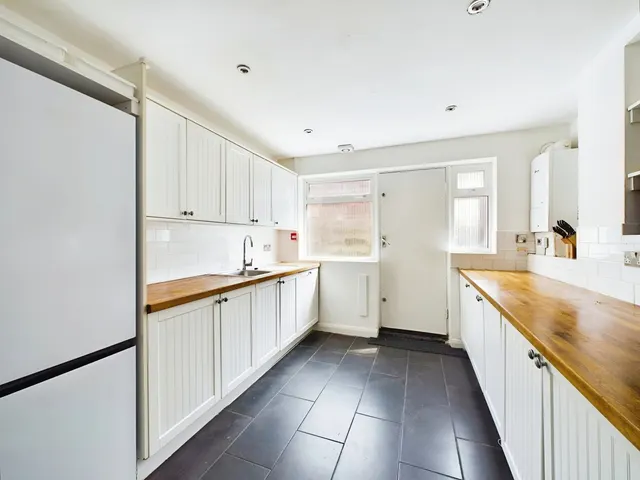 Queens Road, Hyde Park, LS6, photo 1