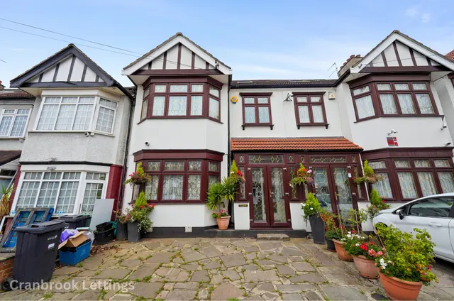 5 bedroom house — Springfield Drive, IG2