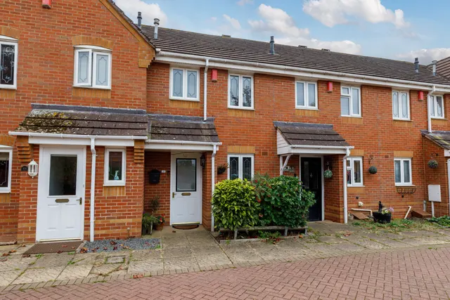 Parolles Close, Heathcote, CV34, photo 1