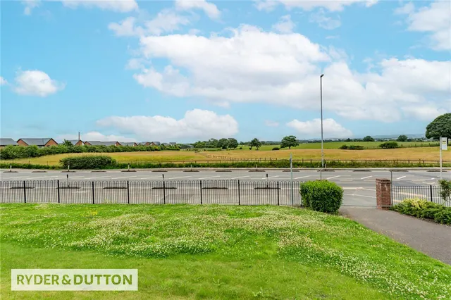 Textile Close, East Hollinsfield, M24, photo 2