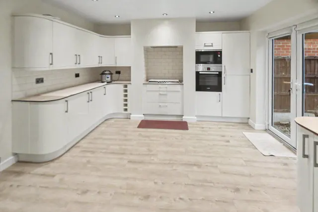 Stanningley Road, Leeds, LS12, photo 2