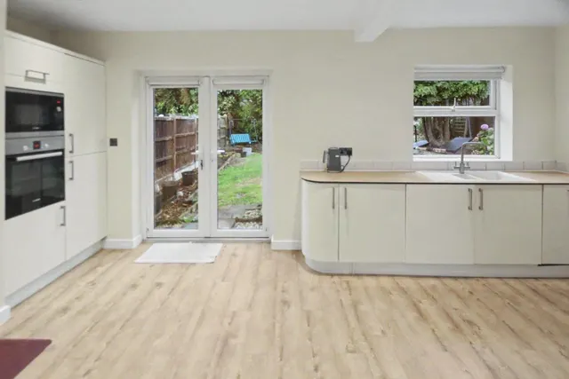 Stanningley Road, Leeds, LS12, photo 3