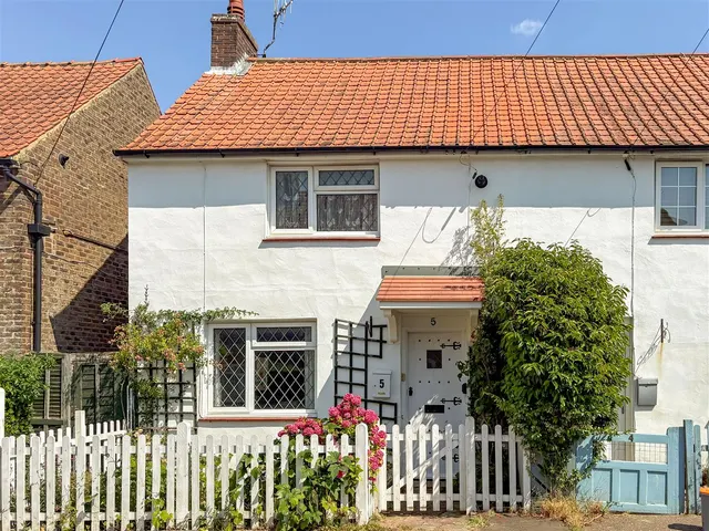 Wallace Road, Rustington, photo 1