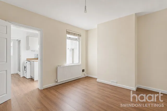 Ferndale Road, SN2, photo 3