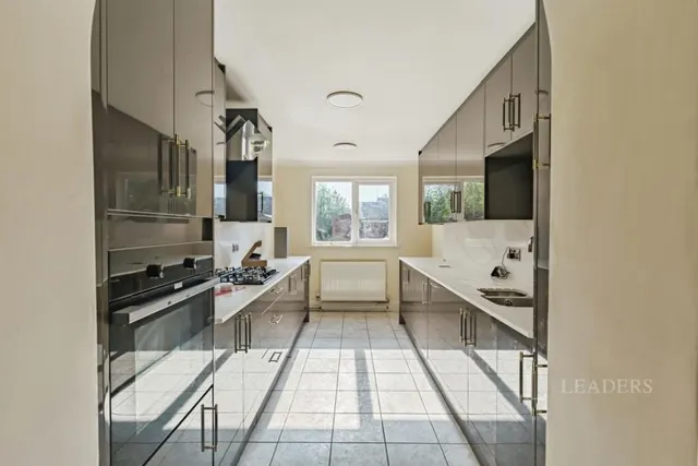 College Road, Southwater, RH13, photo 2