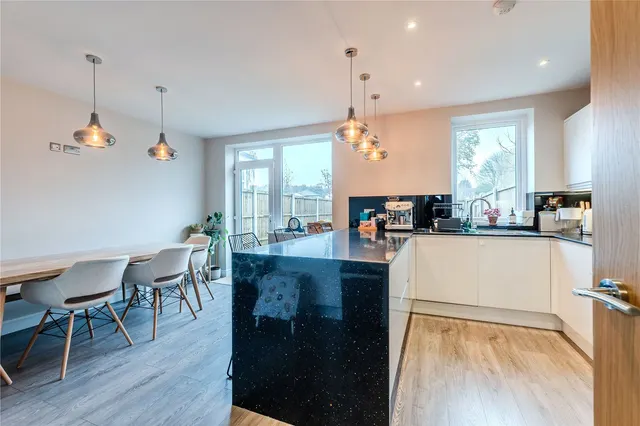 High Moor Court, Leeds, LS17, photo 3