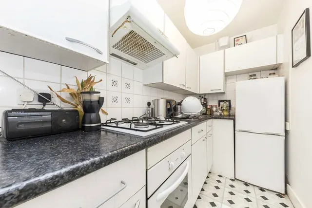 Kirkstall Road, SW2, photo 3