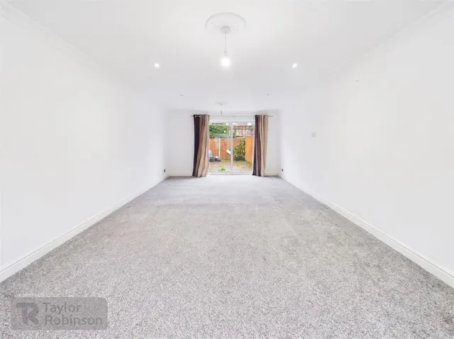 Stanley Walk, Horsham, RH13, photo 2