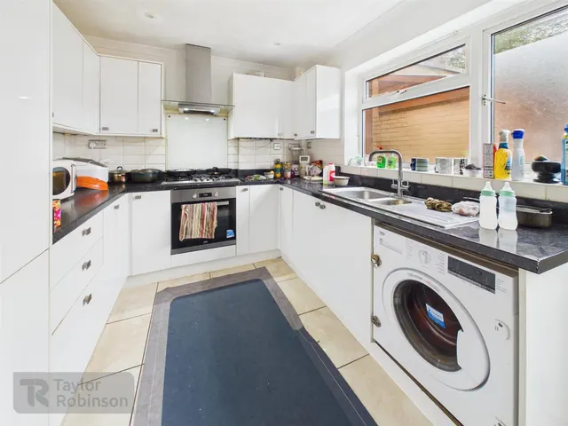 Stanley Walk, Horsham, RH13, photo 3