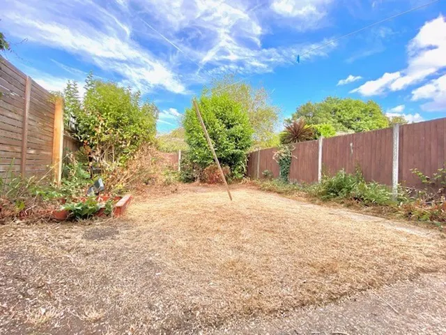 Photo 3 — Beauval Road, London SE22 8UG