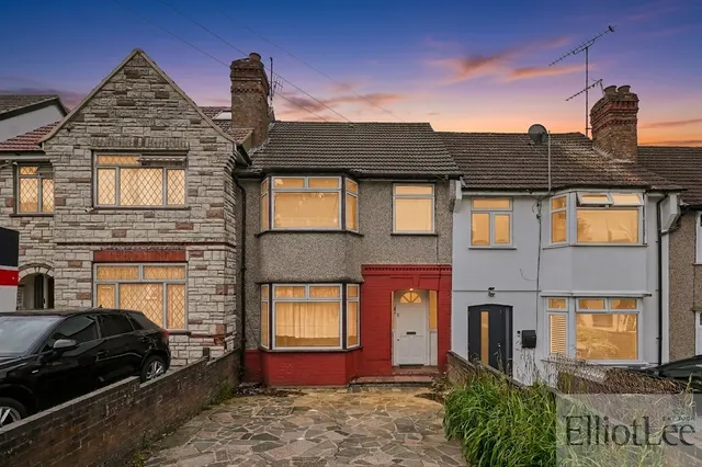 3 bedroom house — Robin Hood Way, Greenford, UB6