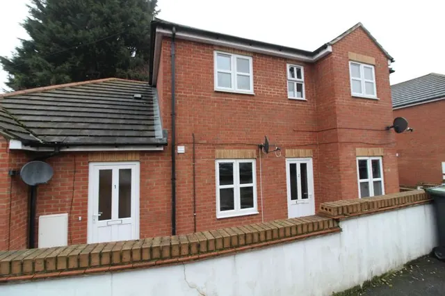 Russell Rise, Luton LU1 5EX, photo 1