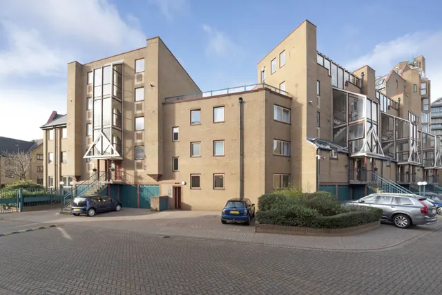 London, E1W, photo 1