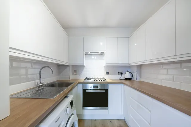 London, E1W, photo 3