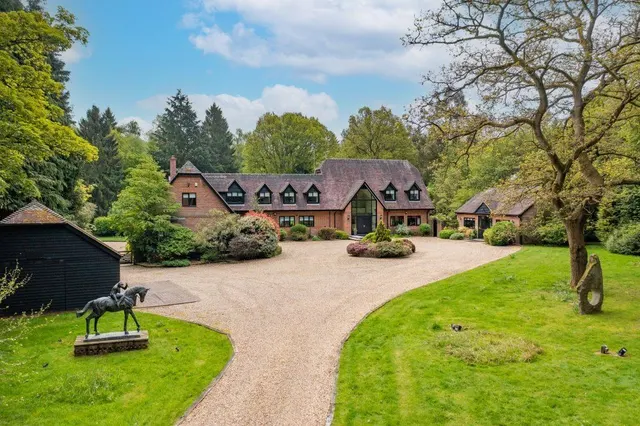 6 bedroom house — Cholesbury Road, Wigginton, Tring, Hertfordshire, HP23 6JQ