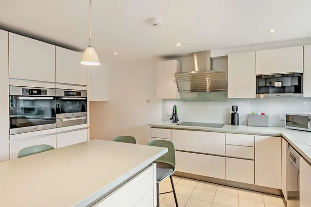 Photo 3 — Northcroft Close, Englefield Green, Egham, Surrey, TW20 0DY