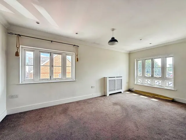 Cambridge Road, Crowthorne, RG45, photo 2