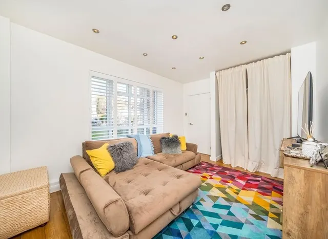 Photo 2 — Chesterfield Road, Chiswick, W4