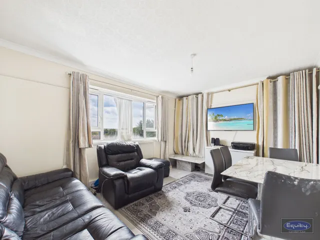 3 bedroom flat — Bexley Road, London, SE9